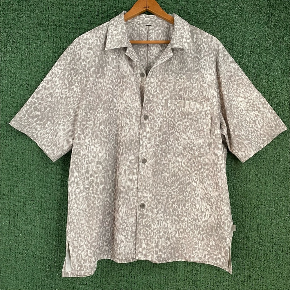 Lululemon Airing Leopard White Opal Cabon Dust Short Sleeve Button Up Shirt XL